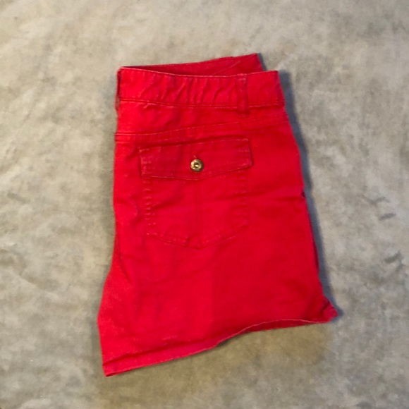 Fun red mid rise button flap shorts. Size 16 - Picture 2 of 6